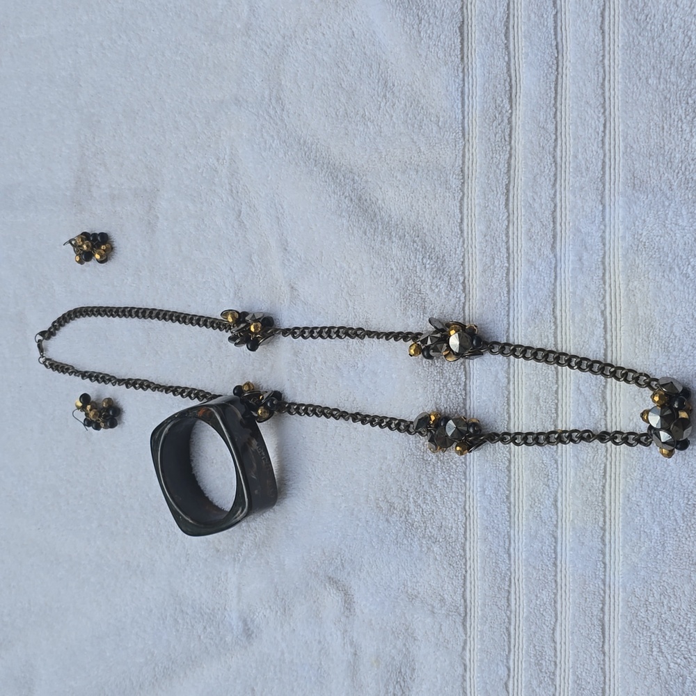 Charming Yellow and Black Women's Necklace Set - Picture 6 of 8